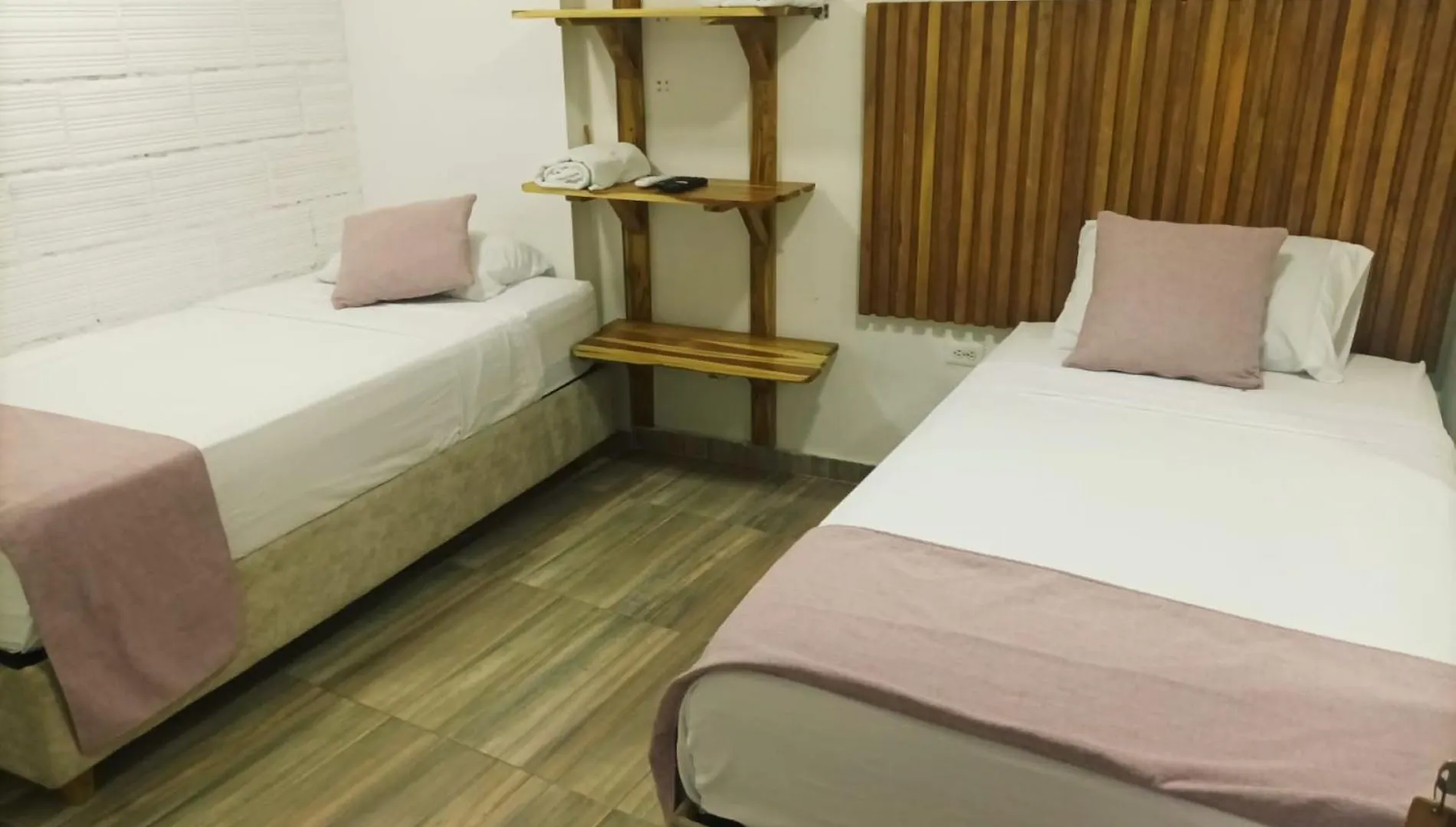 Hostal Catalleya contacts